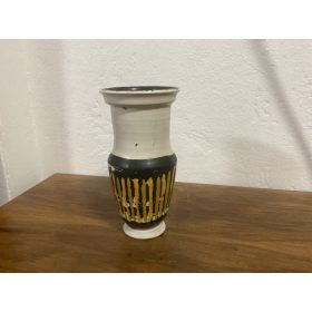   Gorka Lívia (1925-2011) fehér-fekete sárga csíkokkal kerámia váza