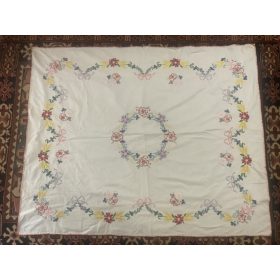 Hímzett nagyméretű terítő