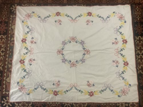 Hímzett nagyméretű terítő