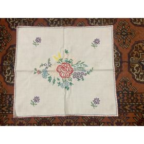 Kisméretű hímzett terítő 