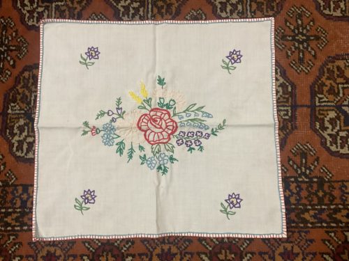 Kisméretű hímzett terítő 