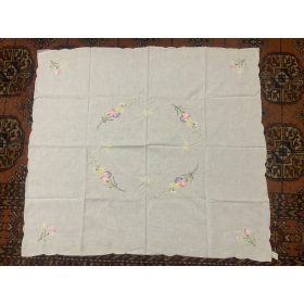 Hímzett terítő, egyszerű mintákkal