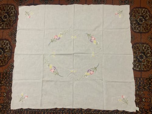 Hímzett terítő, egyszerű mintákkal
