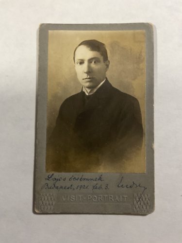 1921-es budapesti vizitkártya portré – fiatal férfi arcképe, kézzel datálva